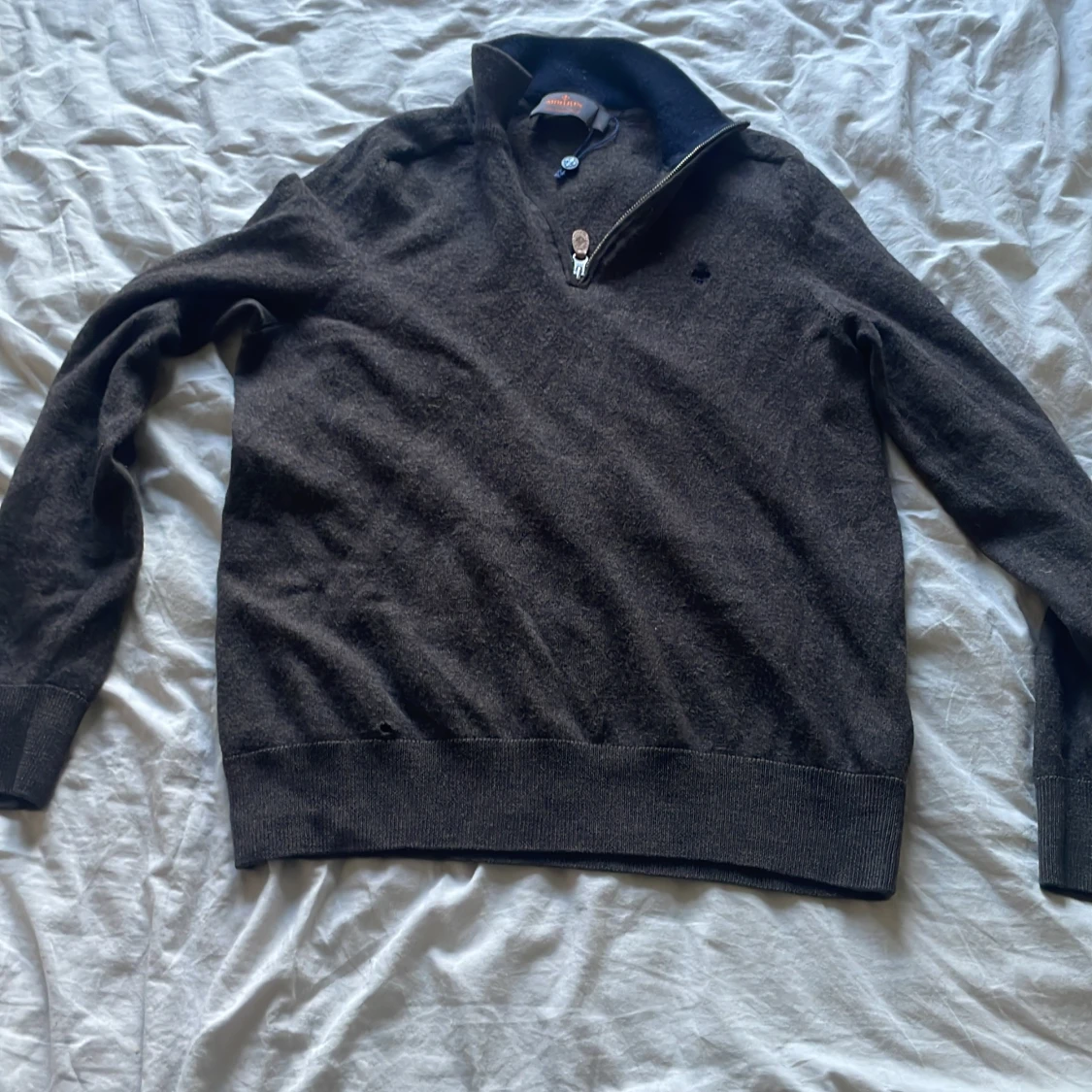 Brun stickad tröja med halv dragkedja från Morris 