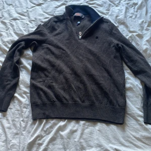 Brun stickad tröja med halv dragkedja från Morris  - Mörkbrun stickad Morris tröja den är i merinoull 