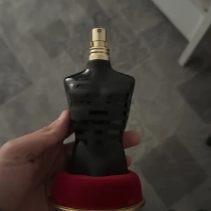Le Male Le Parfum Eau de Parfum från Jean Paul Gaultier - En Le male Le parfum Jean Paul Gaultier. Cirka 50 ml kvar.