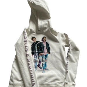 Marcus & Martinus plagg - En Marcus & Martinus hoodie och 2 t-shirts. Hoodien är i storlek 170 och t-shirtsen i storlek 158/164, säljs tillsammans, inte separat. Priset är för ALLA plagg. Bra skick och perfekt för fans! Skriv privat för frågor eller flera bilder! 💞