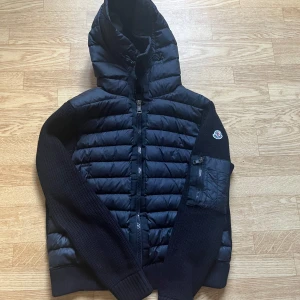  Moncler cardigan - Säljer en monclear cardigan i bra skick. Vill säga mellan mycket bra och bra skick. Storlek S passar Möllan (170-180) (står inte för frakt eller slarv i frakten (inga returer)