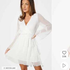 Vit volangklänning - Superfin vit klänning med v-ringad omlott-topp. Perfekt för somriga tillfällen och student. Den är endast använd två gånger så den är som ny. Skriv för egna bilder/frågor, nypris är 699💓💓