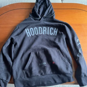 Hoodrich hoodie - Hej, säljer nu denna hoodrich hoodie då den är lite liten för mig. Säljer den för endast 349Kr. Skriv för fler bilder.