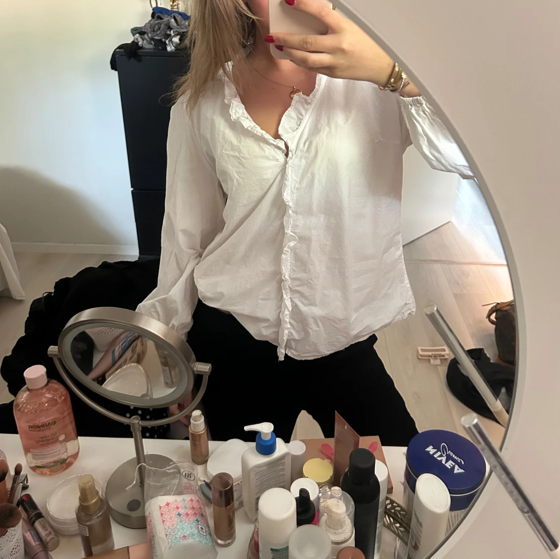 Vit blus med volangkant - 1