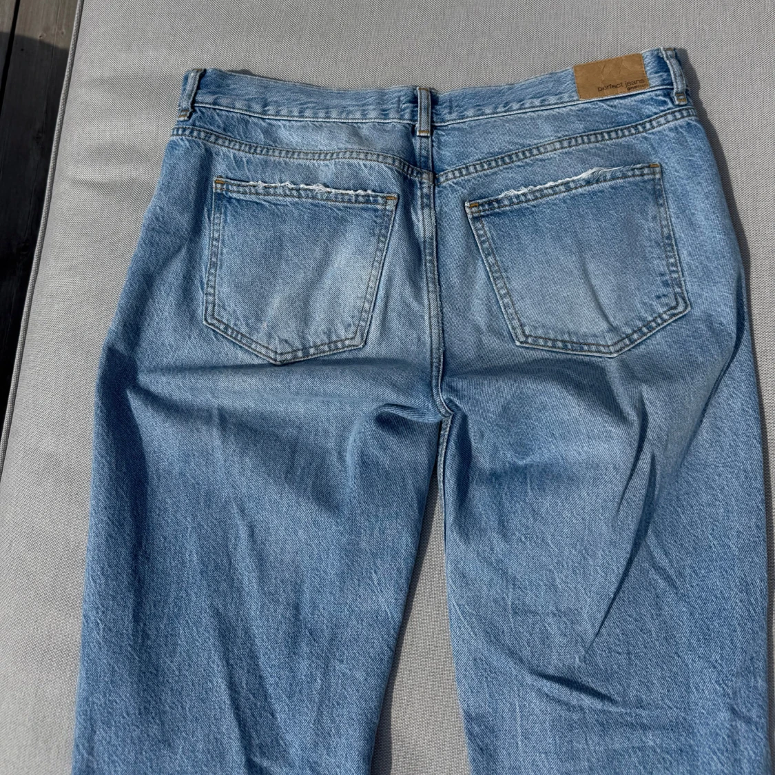 Ljusblå raka jeans med råa kanter - 2