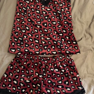 Pyjamas set - Pyjamas set från hunkemöller i storlek S som är i velour och har svart spets. Använd max 2 ggr. Super fin kvalité. 