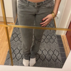 Gråa jeans - Säljer ett par jätte lågmidjade jeans som inte kommer till användning 