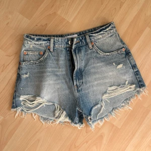 Jeanshorts - Från Zara, tyvärr för små därav kan jag inte fota dom på. 