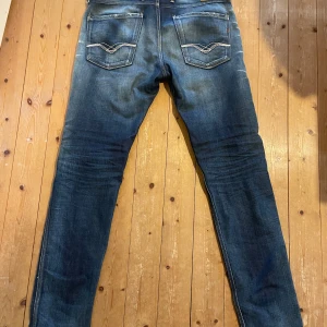 Replay jeansbyxor i blå denim - Säljer ett par blå Replay jeans i utmärkt skick. Storlek 31/32. Köpta här på plick och jag har endast använt jeansen i en vecka och har inte märkt av några defekter. Bra pris vid snabb affär