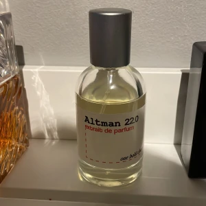 Altman 22.0 extrait de parfum - Altman 22.0 extrait de parfum från one ball ex. Flaskan är genomskinlig med en silvrig metallkork och enkel, modern etikett. Parfymen har en ljusgul nyans och stilren design som passar perfekt i badrumshyllan. Doften är från Januari.