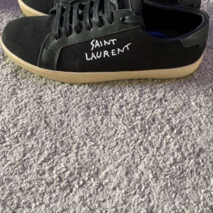 Saint Laurent - Hej säljer dom skorna använt 1-2 gånger dom är för små så vill sälja dom