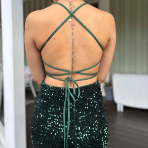 Mörkgrön balklänning med öppen rygg - Mörkgrön paljettklänning i sjöjungfrumodell och öppen rygg med snörning. Perfekt inför bal!🤩💚 Storlek XS/S   