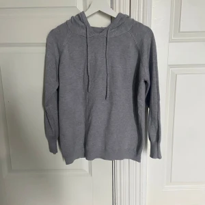 Merino ull hoodie - Säljer denna gråa merino ull hoodie som aldrig är använd bara provad. Strl S