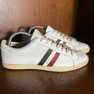 Moncler skor - Riktigt bra skick utan defekter. Perfekt till våren och såklart äkta! Lite stora i storlek och passar perfekt mellan 42,5 43,5 ish.  Passar mig perfekt som vanligtvis har 43. Skriv vid frågor eller om mer bilder!