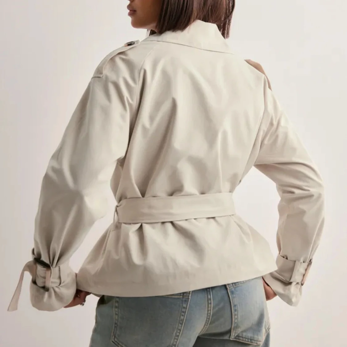 Beige trenchcoat med bälte - 2