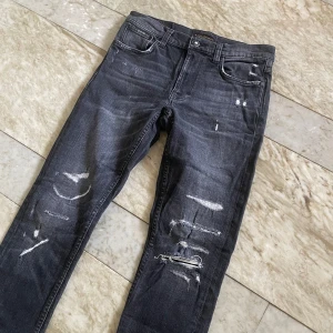 Nudie jeans - Sköna Nudie jeans med feta slitningar! St 31/32 i den populära modellen Lean Dean! Hör av dig vid ytterligare frågor!