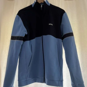 Blå mjukisbyxor från BOSS - Båda ingår i priset! Snygga blå mjukisbyxor från BOSS med svarta detaljer vid fickorna och dragsko i midjan. 