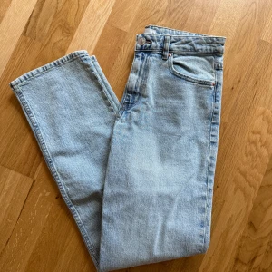 Ljusblå raka jeans - Blå raka jeans från Gina Tricot, storlek 38, använda 1 gång