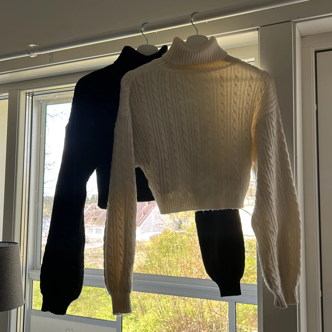 Svart och vit croppad stickad polotröja - 1