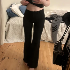 Svarta bootcut kostymbyxor Strl M 130kr Pull&Bear - Säljer ett par svarta kostymbyxor med bootcut passform och hög. Pull&Bear, strl M men passar mig som har S. 130kr, knappt använda 