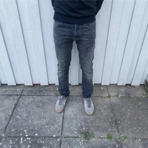Nudie jeans - Säljer dessa feta jeans i storlek 28/32, nästan helt nya i fantastiskt skick. Skriv vid minsta fundering!