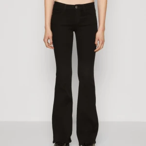 Svarta bootcut jeansbyxor - Säljer nu dessa jeans från Only som är helt slutsålda! Jeansen är lågmidjade och passar perfekt till vardag o fest. Inprincip helt nya och endast använda fåtal gånger. 