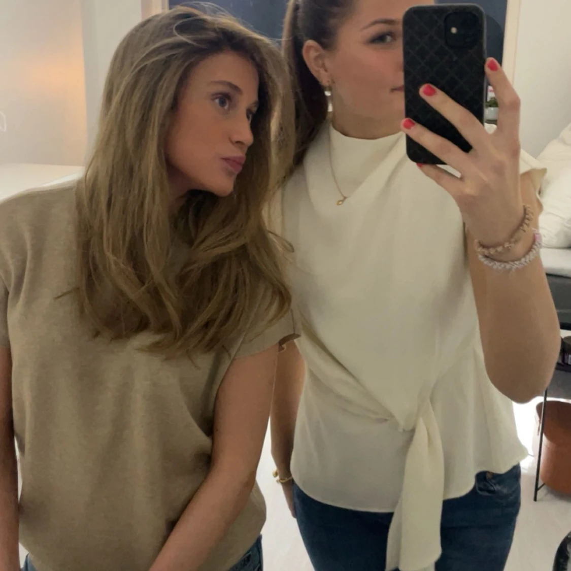 Vit blus med knytdetalj