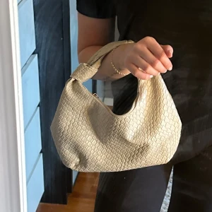 Beige väska med flätad struktur - Säljer denna snygga väska från SHEIN men som liknar de trendiga flätade väskorna! Aldrig använd så är i mycket bra skick💗