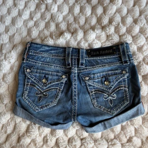 Rock revival shorts  - Lågmidjade shorts från rock revival men dem är tyvärr för stora. Midjemått (rakt över): 36cm. Öppning i låren: 23cm. Grenhöjd: 18cm. Shortsen går att vika ned en liten bit till!