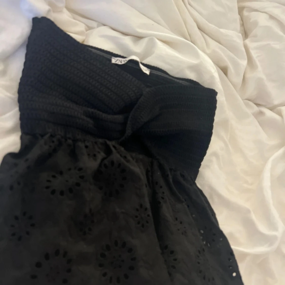 Svart croppad topp med broderade detaljer