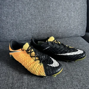 INTRESSEKOLL!! - Intressekoll på dessa hypervenoms. Storlek 42,5. Mycket bra skick. Släpper för 2600 snabbaffär kan sänkas. Hälen har liten skavank