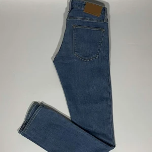 Jack and jones jeans  - Ett par riktigt snygga och trendiga jack and jones jeans i fint skick, storlek 28/32, slimfit, vid frågor är de bara att skriva // Gramenti 