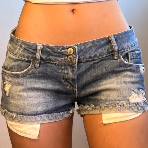 Jeansshorts  - Midjemått: 40cm. Betala via appen eller Swish 💖