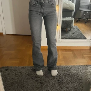 Gråa straight jeans från Perfect Jeans - Säljer ett par gråa jeans från Gina tricot med raka ben. Perfekta till vardags och lätta att matcha med olika toppar. Normal i storlek ( strl 34 )💞.