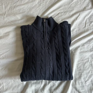 John Henric zip tröja - Mörkblå stickad John Henric zip tröja i bra skick. Pm vid funderingar 🤝🏼