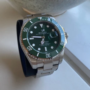 Submariner Hulk - En riktigt fin automatisk submariner med safirglas och klocka i borstat stål. Säljes med extralänkar. Fungerar ej behövs fixas något innuti. 