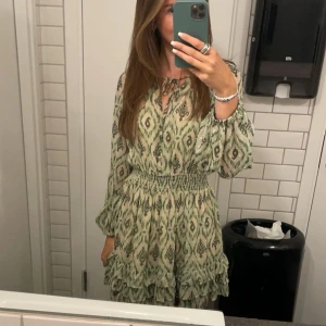 Grön mönstrad klänning med volang - Säljer denna fina klänning från Zara. Använd 2 ggr, nästan ny skick. Perfekt för vår och sommar! Pris kan diskuteras 
