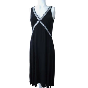 Svart Paljettklänning – Whimsy Goth / Y2K Glam / Alternativ Festlook – Rabalder – Stl M - Märke: Rabalder     • Storlek: M / 38–40 / UK 10–12     • Skick: Utmärkt vintagekondition     • Passform: Empire-linje, lätt utsvängd nederdel     • Urringning: Djup V fram och bak     • Färg: Svart med silverpaljetter     • Material: Stretchigt, mjukt tyg       Stiltips:     • Kombinera med chunky boots och mörka smycken för whimsy goth-stil     • Matcha med silverklackar till alternativ fest eller bröllop     • Bär över meshtröja för en edgy Y2K-look