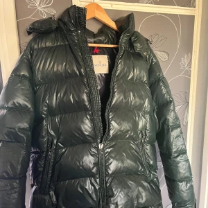 Moncler Maya - Säljer denna galet snygga mayan i forest green. Storleken är 4 alltså L, passar 187-195. Säljer billigt så köp redan nu inför vintern! Priset kan diskuteras vid snabb affär