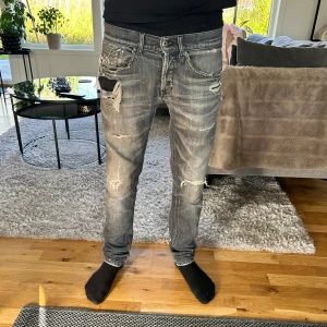 Grå slitna jeans med slitningar  - Säljer ett par grå Dondup jeans med slitningar och trasiga detaljer framtill och baktill | storleken är W29 | passar någon som är 167-176 | någon säger väger 50 - 60 | det år lapp bakom alla hål så man ser ingen hud eller något sånt | vid minsta fundering skriv!