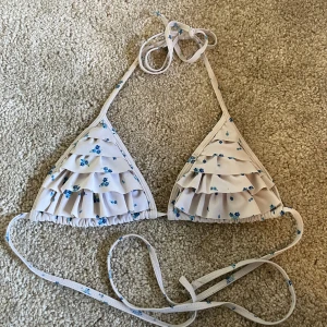 Vit blommig bikiniöverdel med volang - Supersöt bikini överdel från Gina tricot 