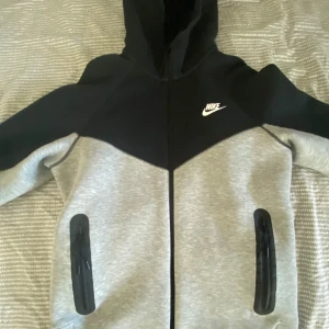 Nike tech fleece storlek M - Använd fåtal gånger för att inte slita på skicket. Inget kvitto och kartongen är slängd. Max använd 10-15 gånger. Inga problem. Kontakta om frågor. Original pris 1400.