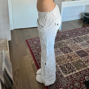 Cargobyxor - Vita lågmidjade cargopants från Esprit. Insydda i midjan. Midjemått: 41 cm rakt över (82 cm runt). Innerbenslängd: 82 cm. Jag är 176 cm