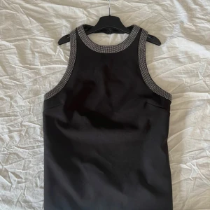Svart zara topp  - Snygg svart topp som är öppen i ryggen med suuuper snygga glitter detaljer. Helt ny med prislapp kvar. Älskar den, men passade tyvärr inte mig för den var liite förstor. Storleken är L men spännena där bak gör så att den passar mer åt M hållet (har storlek s i vanliga fall och det var pågränsen att den passa mig). Nypris 329kr