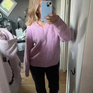 Ljusrosa v-ringad stickad tröja - Mysig ljusrosa stickad tröja från New Yoker med v-ringning och långa ärmar. Tröjan är i st XS men är lite oversized. Den ät enkel att styla till både jeans och kjol. Tröjan har en mjuk känsla och ribbade muddar vid ärmslut och nederkant.🩷🩷