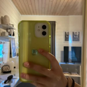 Grönt ,gult  genomskinligt mobil skal  - Grönt,gult mobilskal til en iPhone 12