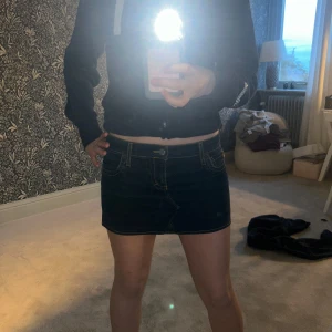 Jeanskjol från Miss Sixty - Snygg jeanskjol från Miss Sixty i mörkblå denim. Kjolen har klassisk femficksdesign med tydliga sömmar och en low waist modell. Perfekt för en avslappnad stil. Omsydd från jeans (noggrant) 