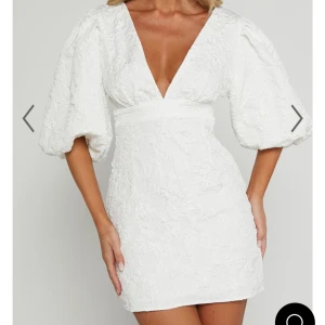 Vit kortklänning med puffärmar och v-ringning - Superfin vit kortklänning från showpo med djup v-ringning och stora puffärmar. Perfekt till studenten🩷 Aldrig använd! 