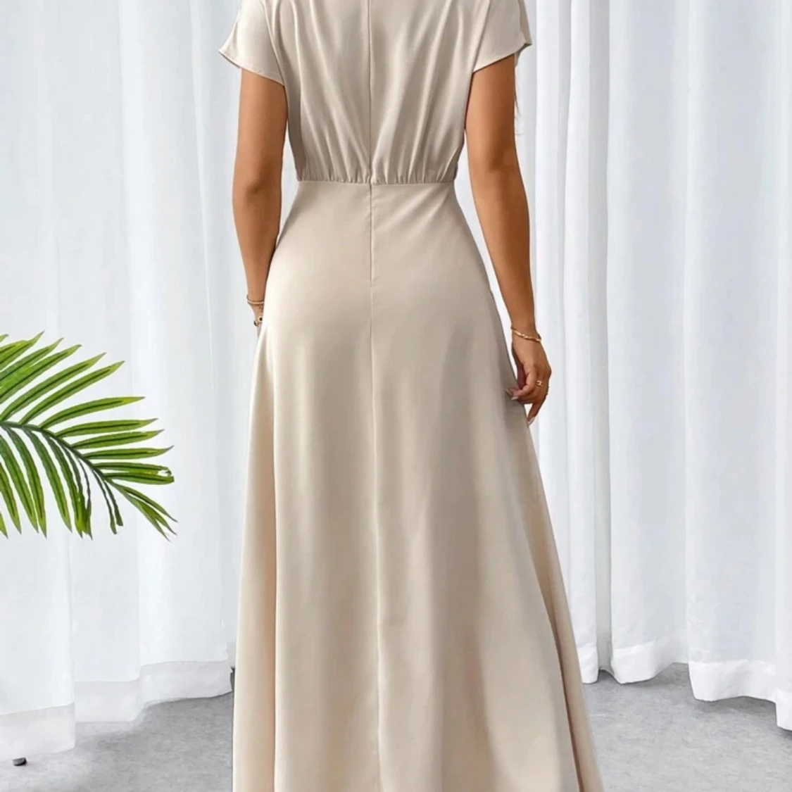 Beige långklänning med kort ärm - 1