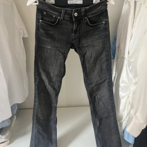 Svarta straight jeans från Pepe Jeans - Säljer ett par svarta straight fit jeans från Pepe Jeans med midwaist/lowwaist. Klippta så att de passar nån som är 168 cm